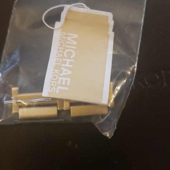 Authentic Pre-owne Gold Womens Michael Kors watch - Picture 3 of 4